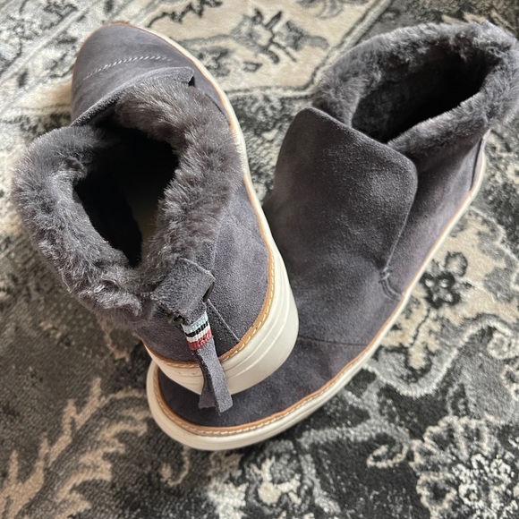 TOMS soft suede ankle boots! - Picture 2 of 3